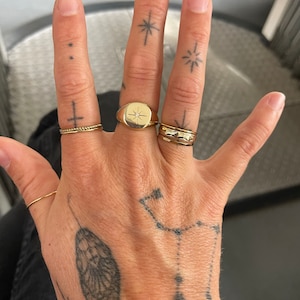 Frau hat ein Foto des gekauften Artikels hinzugefügt