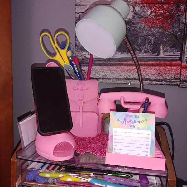 3D Printed Pink Throne Brush Holder - Glam Makeup Organizer main image 1