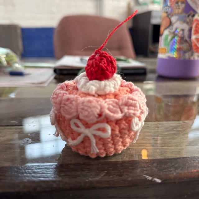 TOYMIS Gâteau D'Anniversaire Au Crochet Positif - Poupée Nourriture Tricotée Avec Carte Motivation - Mini Déco Bureau 9,6x6,2 Cm