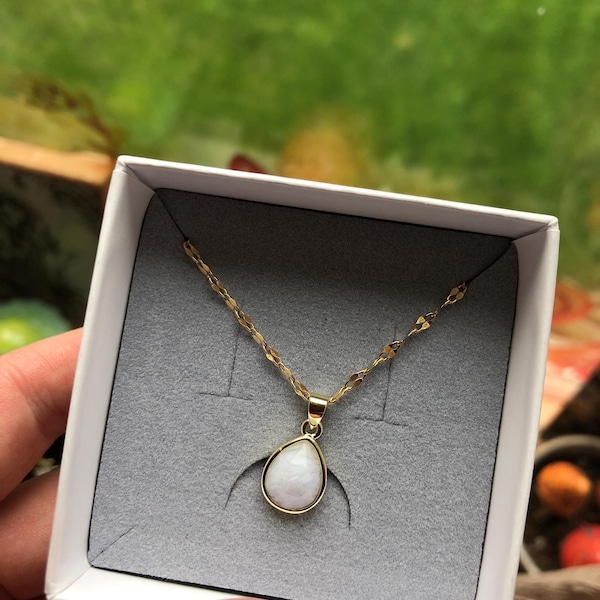 Gold Chain London Necklace with Labradorite Crystal Pendant