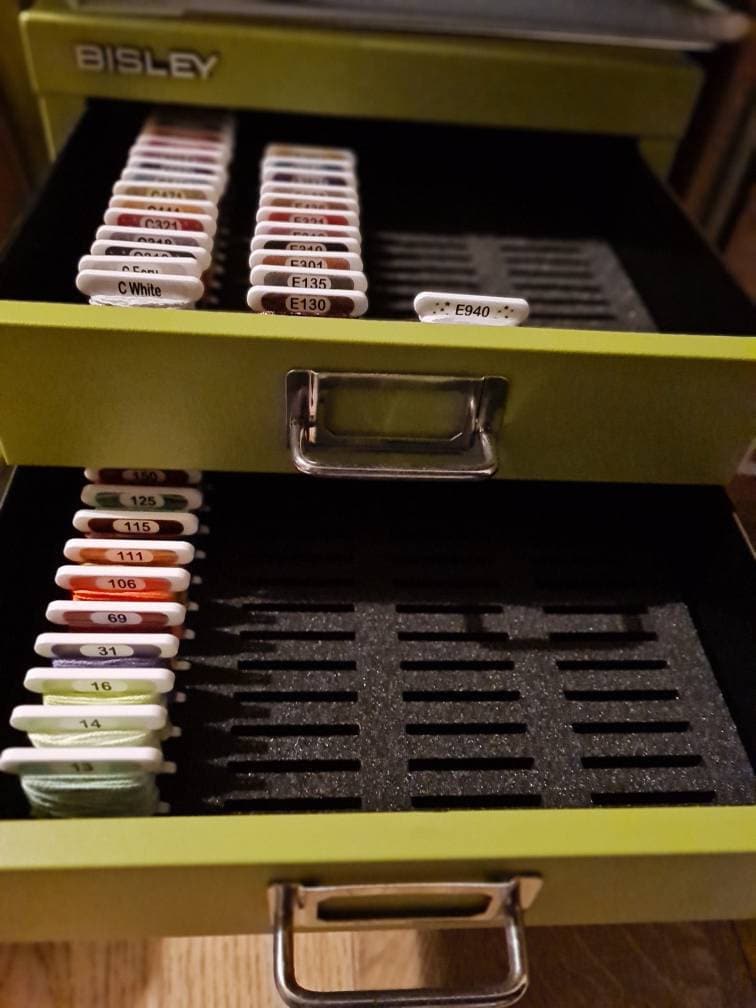 3-mm-Acrylspulen mit aufgedruckter Nummer und Farbmuster für DMC – kleine Sets (nur 84 Spulen – kein Garn enthalten)