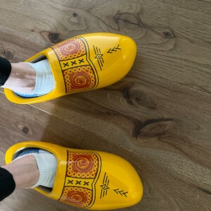 本物のオランダ製木靴、伝統的な黄色の農民用木靴、あらゆるサイズを