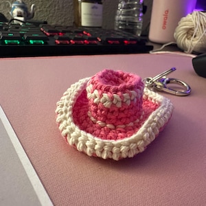 XIAHIOPT Portachiavi alla moda a forma di cappello da cowboy, accessorio unico in stile wester, per uso quotidiano e feste, Motivo mucca rosso rosa