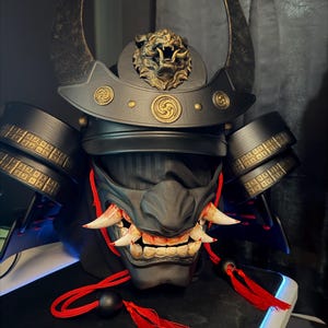 侍の兜（かぶと）：日本の武士の鎧 - 月鬼虎のデザイン - 着用可能な