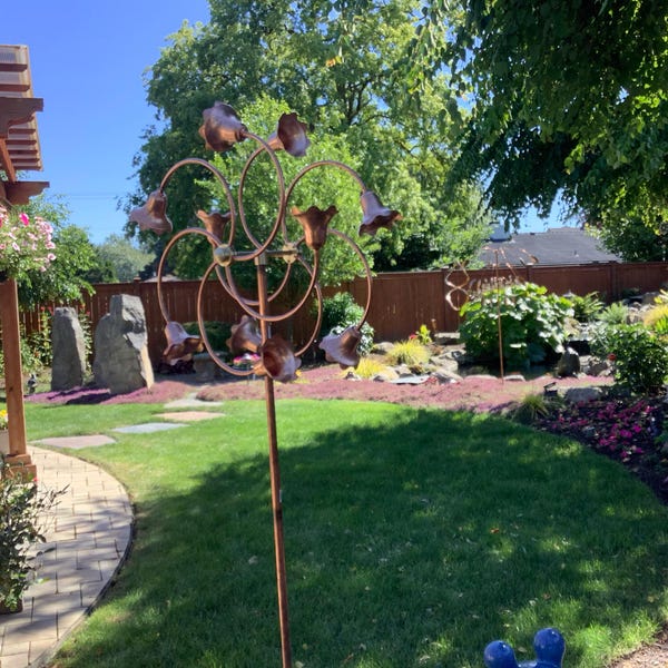 Stanwood Windskulptur „Fallendes Laub“ Aus Kupfer & Messing – Kinetische Dreifach-Spinner Für Den Garten (ca. 2,1 M Hoch)
