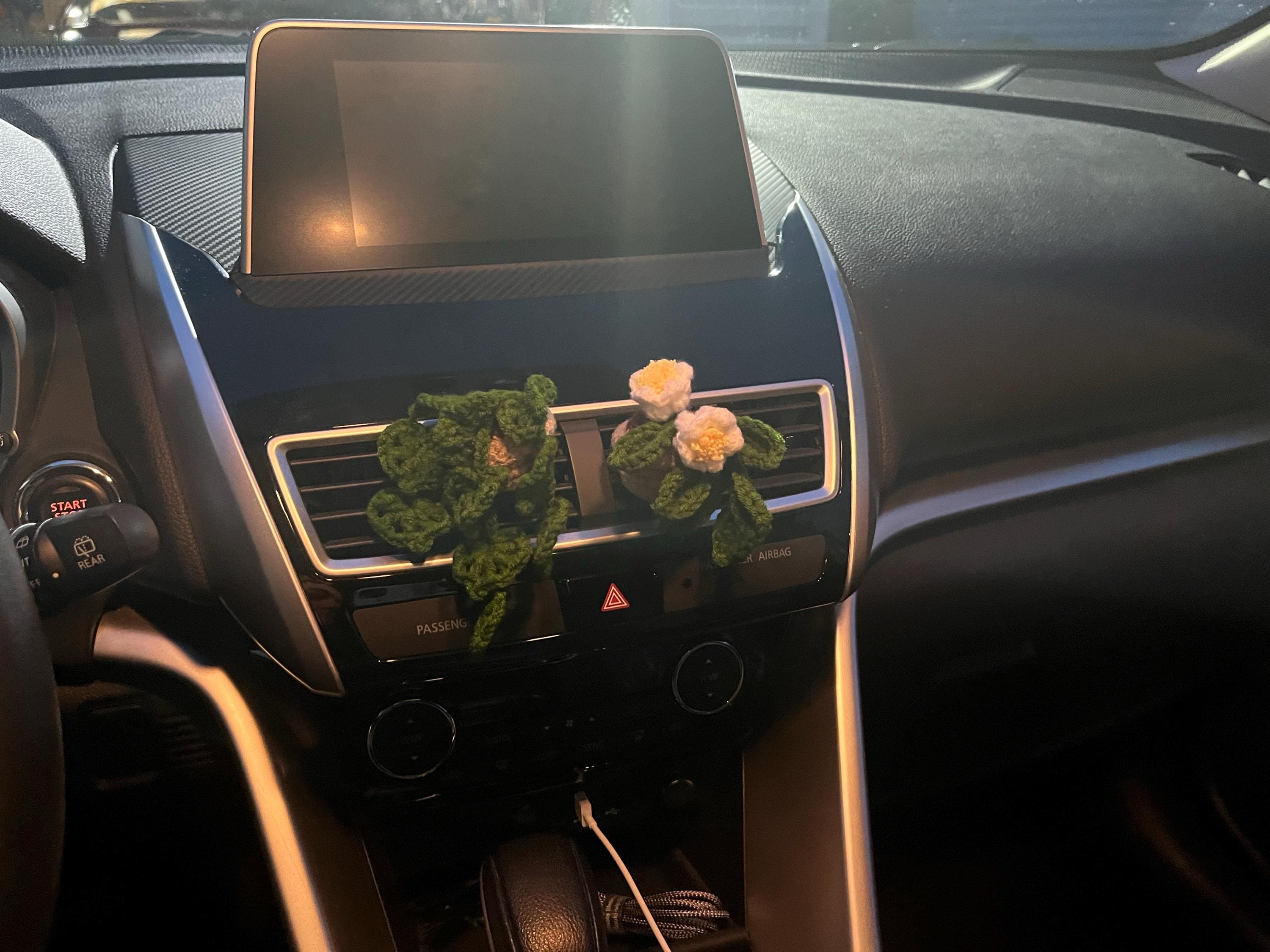 Gehäkelter Pflanzen-Auto-Lüftungsclip, Gehäkeltes Rosa Auto-Dekor, Auto-Zubehör für Frauen, Auto-Lufterfrischer-Dekor, Pflanzenliebhaber-Geschenk