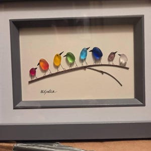 枝にとまる虹色の鳥たち 母の日ギフト - シーグラスと流木の絵 - 額