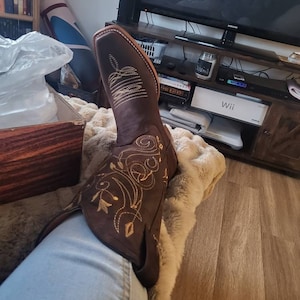 Stivali Cowboy Punta Quadrata 11 Pollici ARIAT Edgewood Stivali Western Donna - Pelle Pieno Fiore, Punta Quadrata, Tacco Da 11 Pollici - Stile Western Autentico Stivali ARIAT Edgewood Pelle - Foto 11