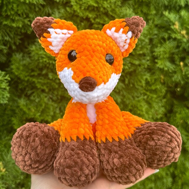 かぎ針編みの座ったキツネの編みぐるみパターン | 森のかぎ針編み