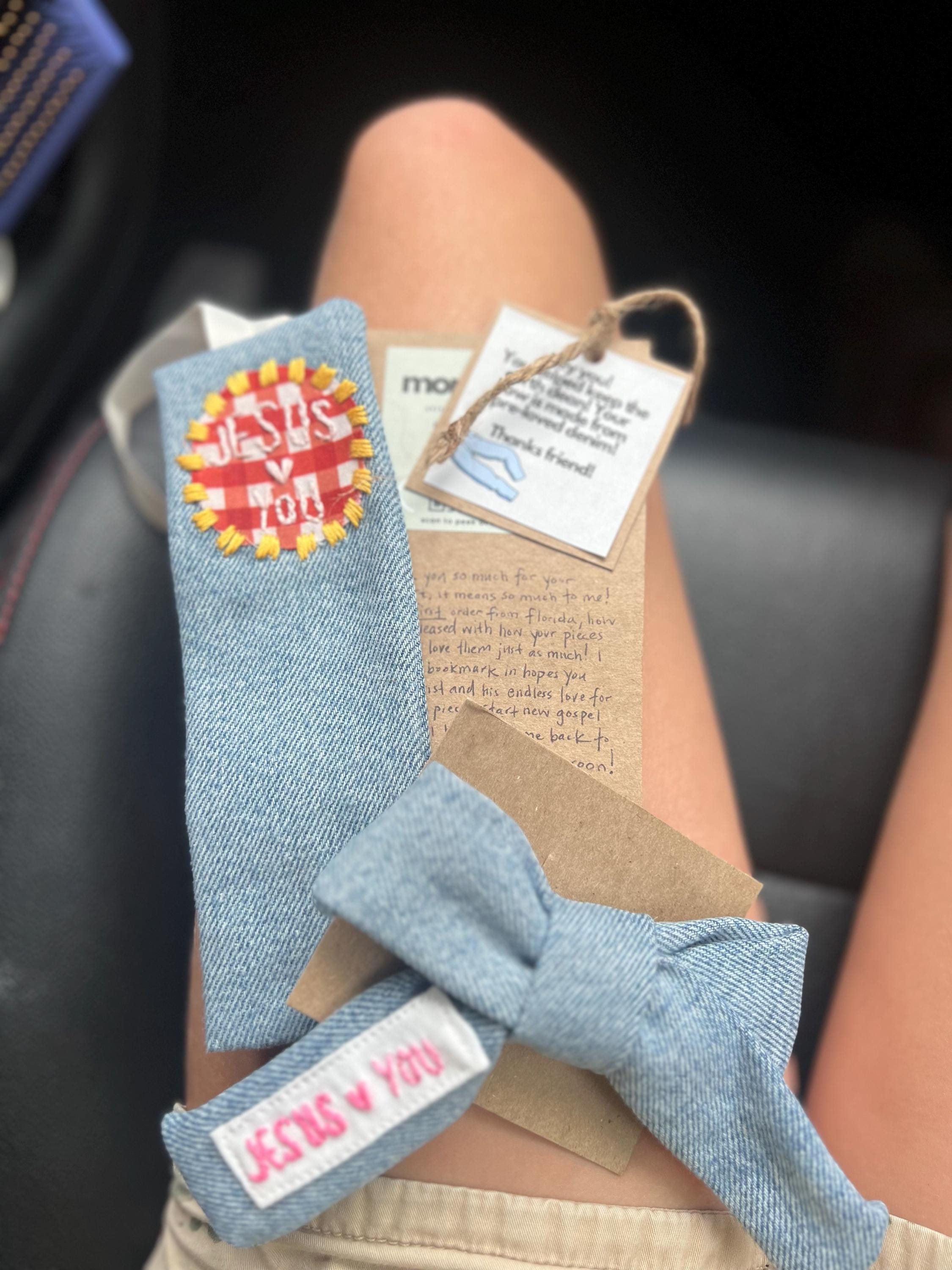 embroidered fabric bible bookmark (Jesus loves you)