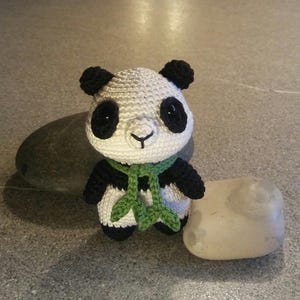 パンダのキーホルダー - かぎ針編みのパターン - パンダのあみぐるみ