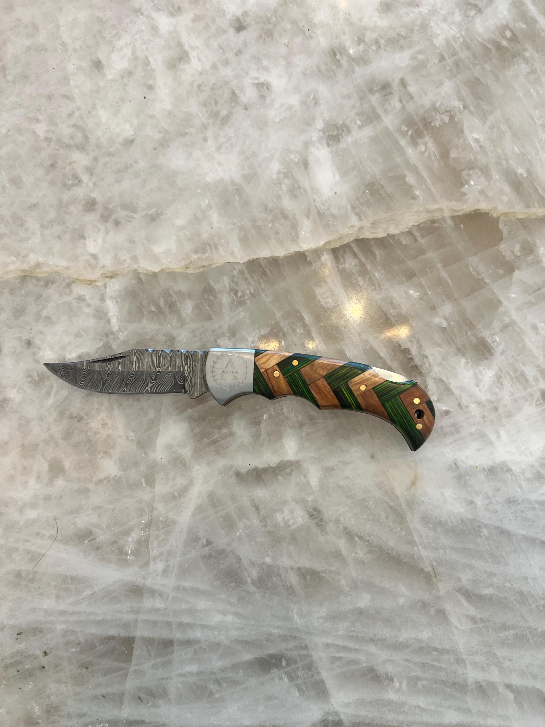 Handgemachtes Damast-Taschenmesser mit Olivenholzgriff, Geburtstagsgeschenk, Klappmesser, Bräutigamsmann-Geschenk, Jahrestag, Hochzeit, personalisiertes Geschenk für Männer