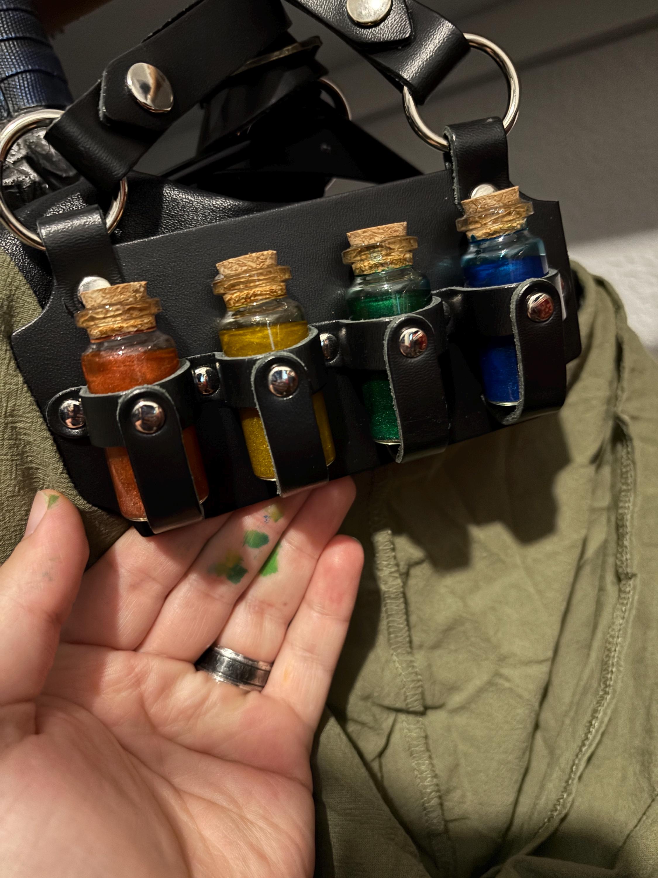 Vierfach-Fläschchenholster aus Leder