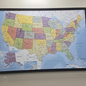 政治世界地図と米国地図の印刷可能なポスターセット - 各国の詳細な