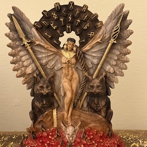 木彫りのフレイヤ像：北欧神話の女神の祭壇装飾 - Etsy 日本