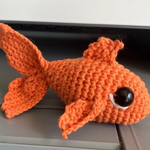 パターン: 金魚のギリーのパターン - 金魚の編みぐるみのパターン