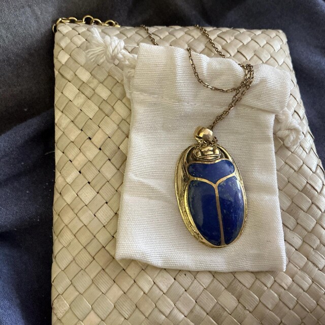 KHEPRI ラピスラズリ象嵌ペンダント、彫刻されたラピスラズリの