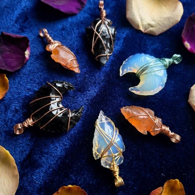 Ciondolo Luna Falce In Opalite Rosa Crystalmiracle – Pietra Naturale Portafortuna, Gioiello Artigianale Per Meditazione E Benessere