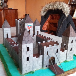 Château Fort En Carton à Colorier – Maison De Jeu Géante 130x130x132 Cm – 4 Tours, Porte, Fenêtres