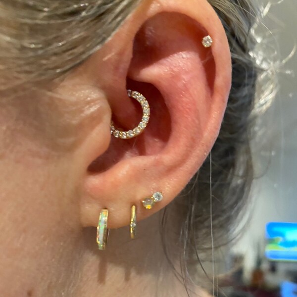 Huggie Hoop Earrings For Cartilage Helix Tragus In Gold And - Foto 4