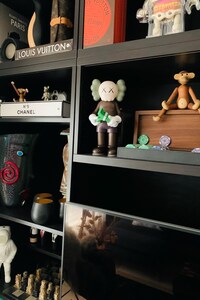 Inspired by KAWS Money Counting Statue - Modern Art Decor - Hypebeast Figure - Desk & Home Decor - Perfect Gift Idea