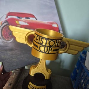 カーズ パーソナライズ ピストンカップ トロフィー - ディズニー