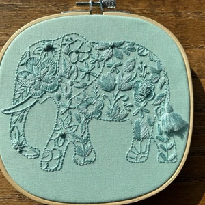 象のアート刺繍 花の刺繍 動物のアート刺繍パターン 象の手刺繍