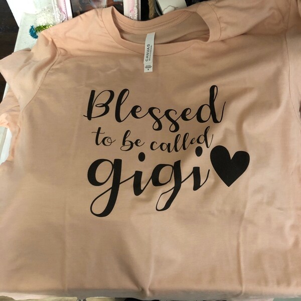 Women's Promoted To Gigi Shirt | Grandma-to-Be Heart Print T-Shirt For New Gigi, Light Gray