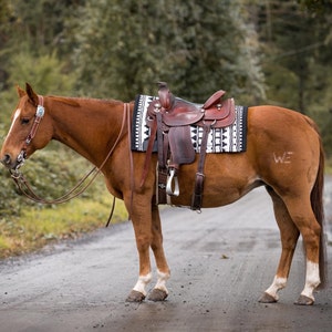 Tapis De Selle Western Show - Base Bleue - Laine Nouvelle-Zélande - Taille 34x42 Cm - Fait Main