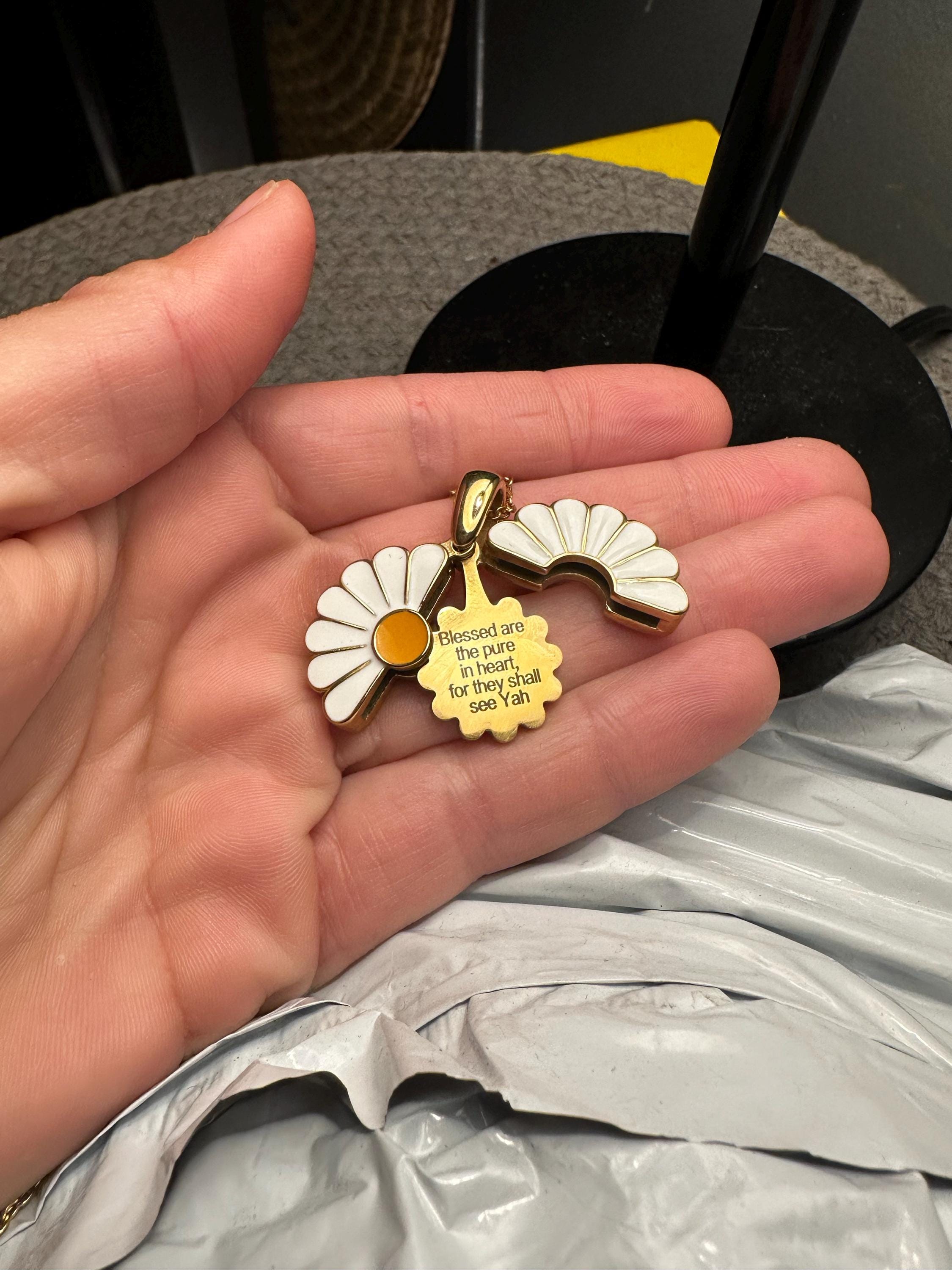 Personalisierte Daisy-Medaillon-Halskette mit versteckter Botschaft – Personalisierbares Geschenk für Sie, Geschenk für die Gottesmutter, winzige Senfsamen, christliche Geschenke für Sie