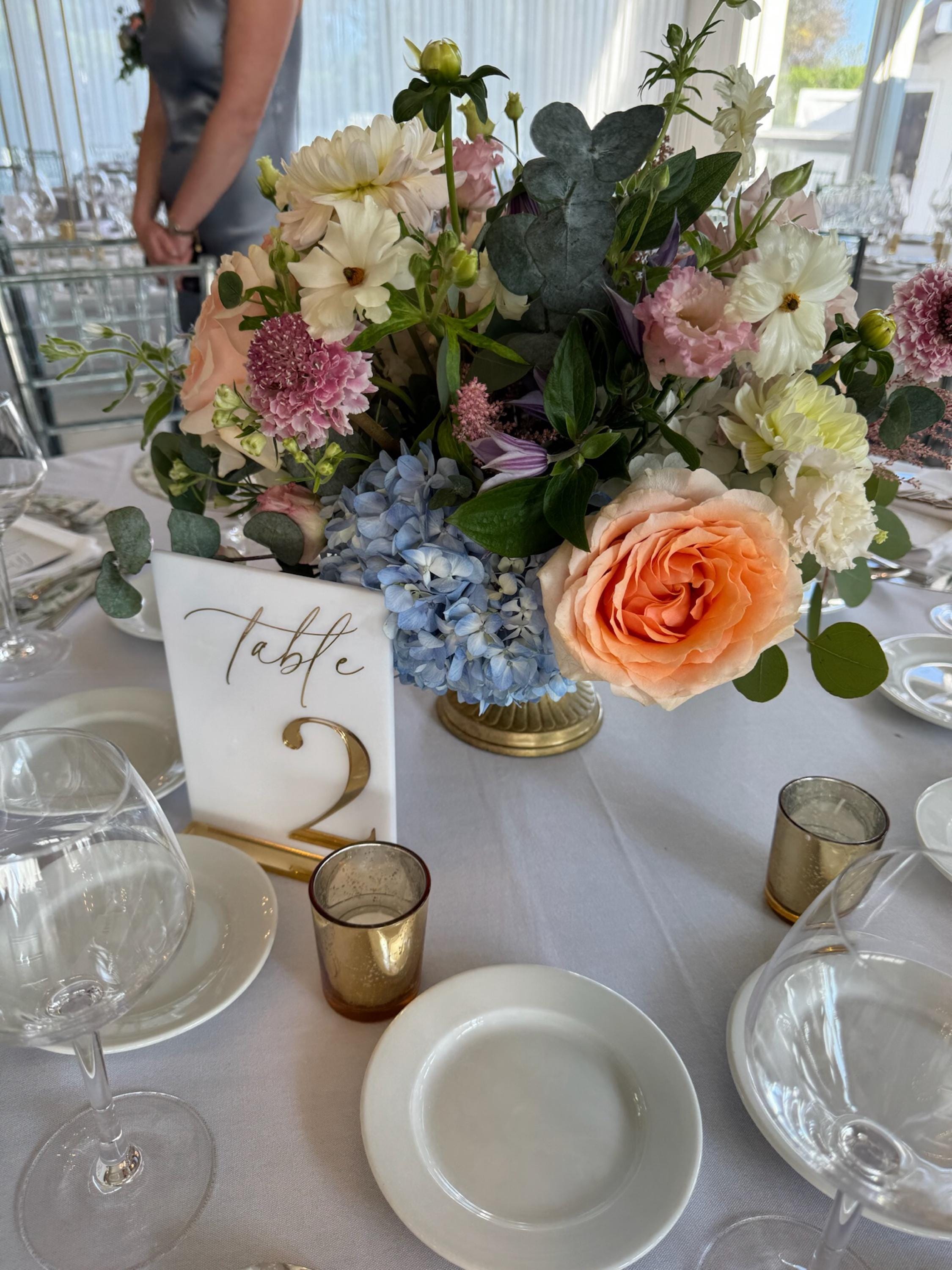 Tischnummern für Hochzeiten - Weiße Acryl-Tischschilder mit 3D-Goldspiegel - Tischdekoration für Hochzeiten - Tischnummern mit Ständern - Tischdekoration für Hochzeiten