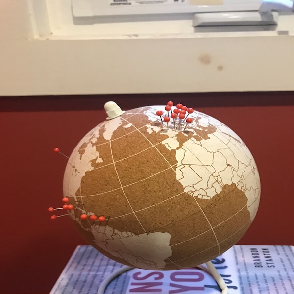 Globe Trekkers – Mini globo in sughero con 50 diversi colorati puntine e base in acciaio INOX resistente | Great for Mapping travels & Didattici | Non ha striscia di plastica like
