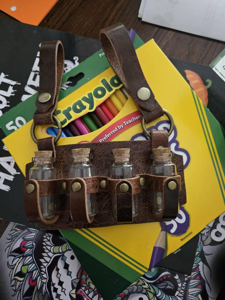 Vierfach-Fläschchenholster aus Leder