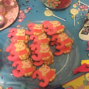 Peppa Pig Silhouette Cookie Cutter holding the number 3 Celebrate their 3rd year! Great for your kid/'s third birthday party