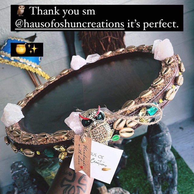 Osiyo ayol uning yuzida konfet bor