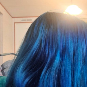 Dark Blue Middle Cut Hair's Code & Price - RblxTrade