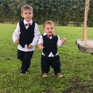 burgundy bow tie and suspenders wedding