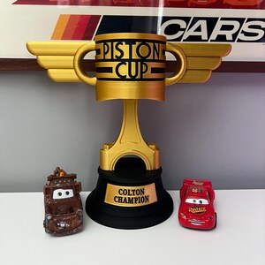 カーズ パーソナライズ ピストンカップ トロフィー - ディズニー