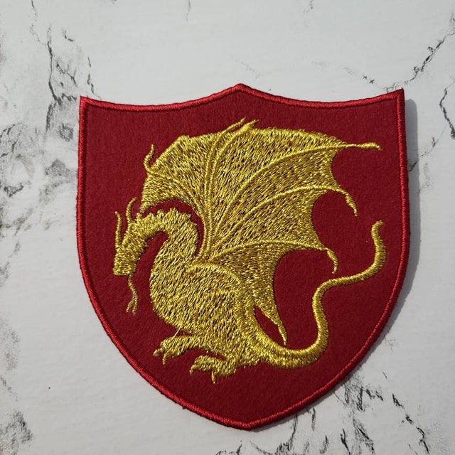 Toppa di Re Artù Pendragon (4 pollici) in velluto rosso + ricamo dorato, da stirare/cucire, distintivo ricamato per costume, mantello, giacca - Italia