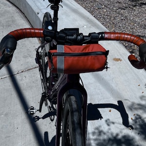 Detalle De Un Manillar De La Bicicleta Del Vintage Estacionado En La