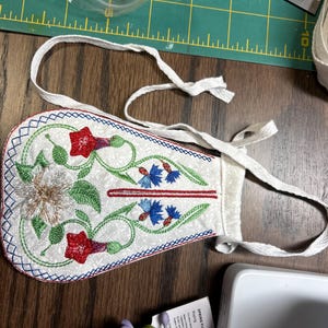 ヴィジェ・ル・ブランの花柄刺繍デザイン：人形用ポケット＆スクロール