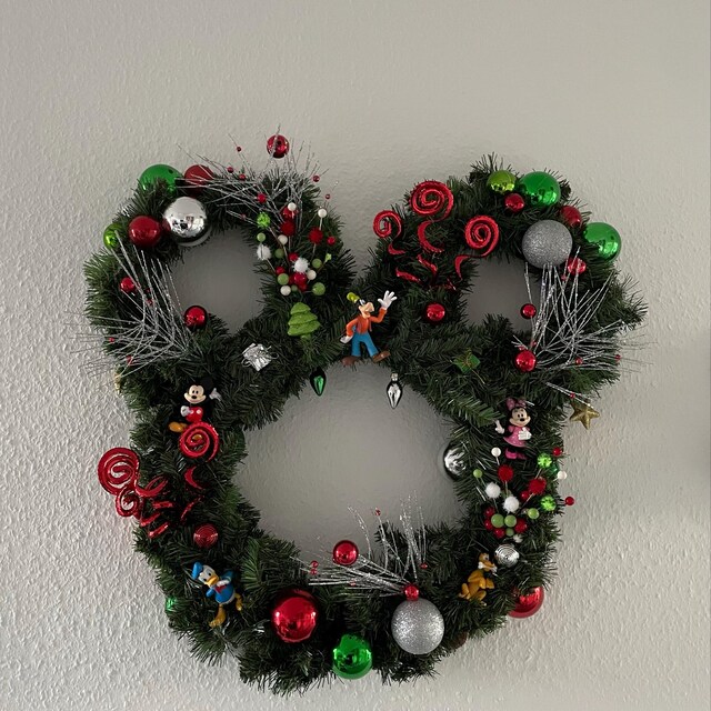 ディズニー風のユニークなクリスマスリース - ホリデーシーズンの玄関