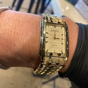 Montre pour homme avec pepite d or ELGIN DIAMOND cadran dore index des heures cadran rectangulaire sur bande doree inutilisee Montre habillee vintage neuve dans sa boite Etsy France