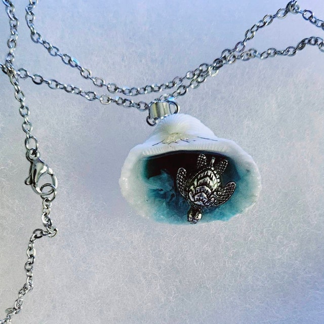 貝殻樹脂ネックレス：海をテーマにした亀または真珠 - Etsy 日本