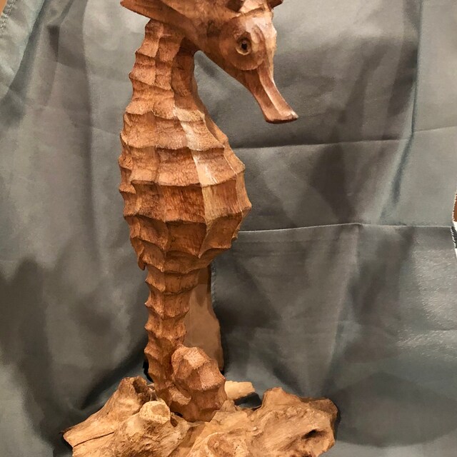 木製タツノオトシゴ彫刻｜海岸の流木アート｜手彫りタツノオトシゴ装飾