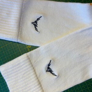 山の刺繍デザイン。山のシルエット。山のミニ刺繍。山のデザイン。機械
