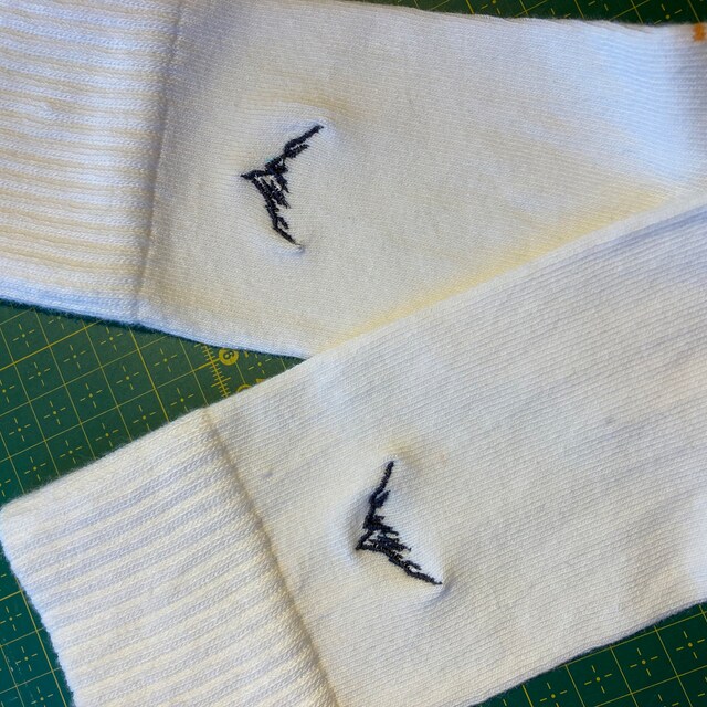 山の刺繍デザイン。山のシルエット。山のミニ刺繍。山のデザイン