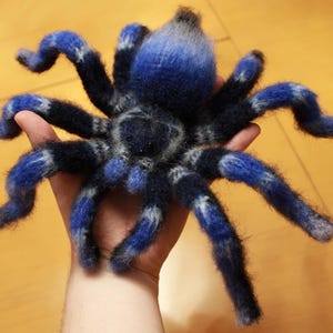 かぎ針編みのパターン。アミグルミのクモ。コバルトブルーの
