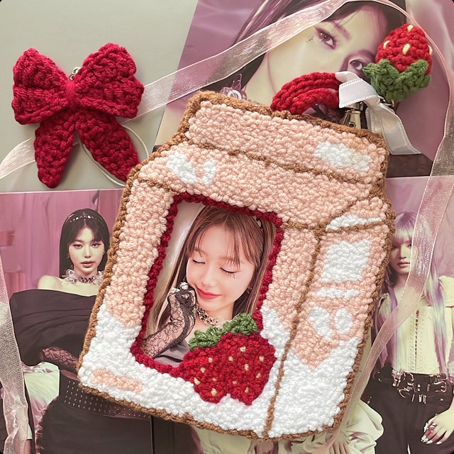 Hand Tufted Strawberry Photocard Holder, Kpop Keychain - Etsy