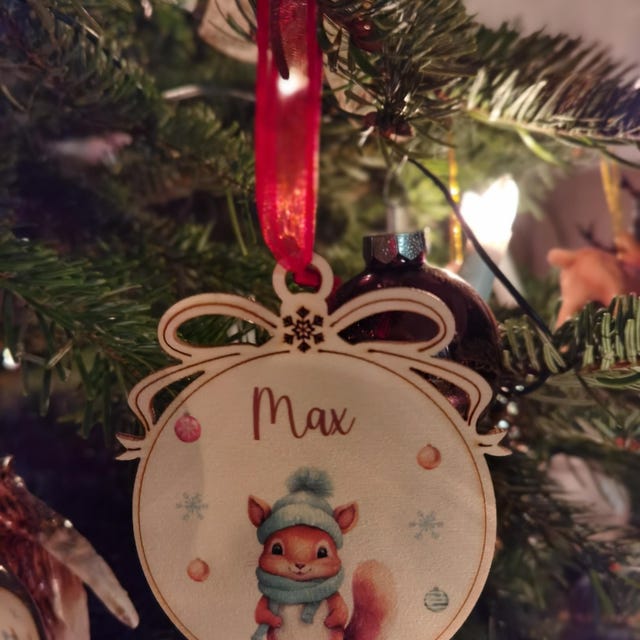 Palle Di Natale In Legno Personalizzate Con Nome | Palline Albero Personalizzabili 8-10 Cm | Decorazione Originale Con Cordoncino | Regalo Unico Per Festività (XF2, 1 Pezzo)